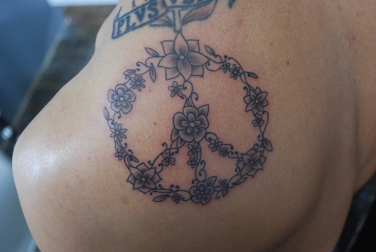 ピースマーク ブラックアンドグレー タトゥー Black Grey ブラック グレー New List ギャラリー 一覧インスクライブの タトゥーの実績を紹介しています 指定のデザインのカテゴリーが一覧で表示されます