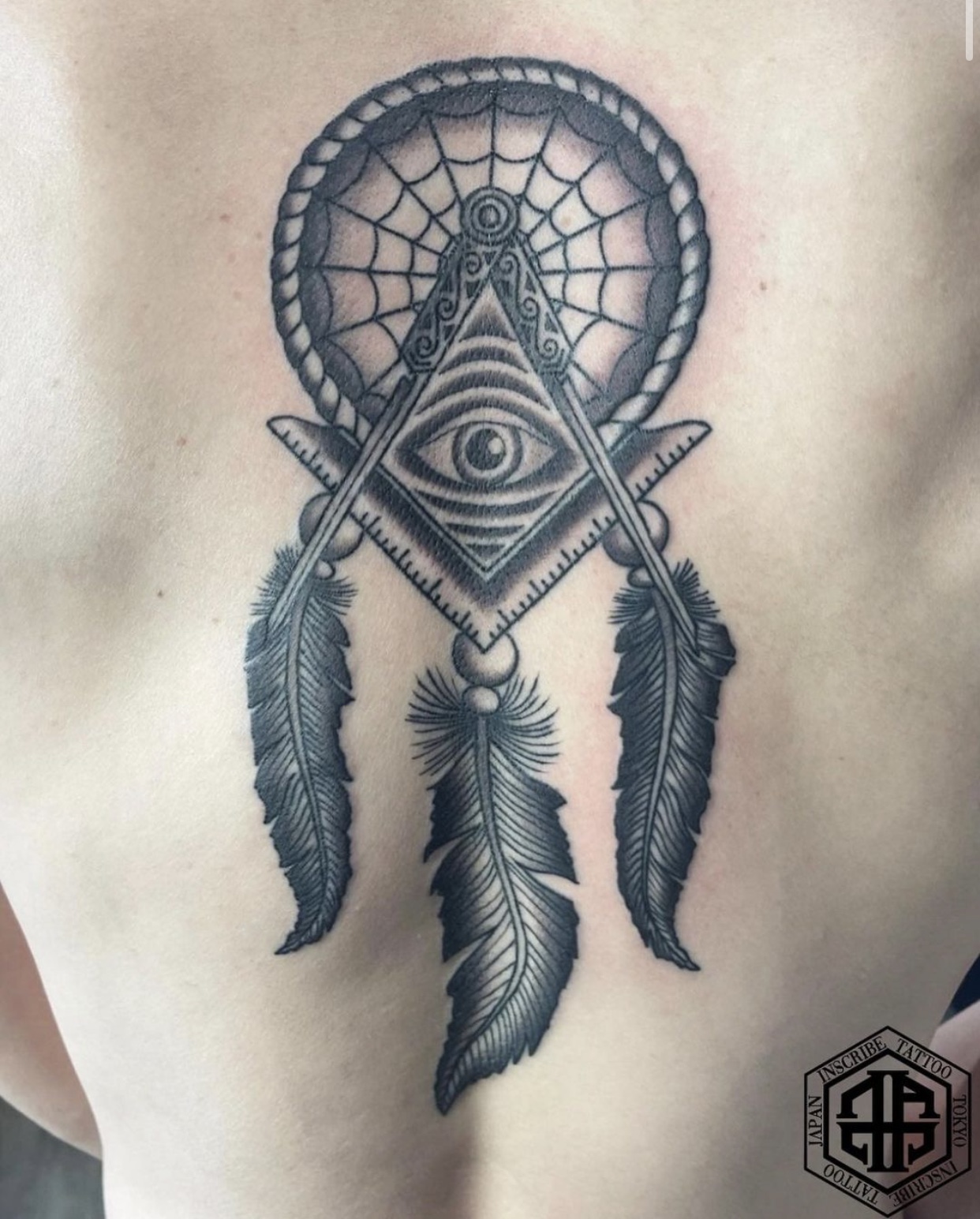 ドリームキャッチャー フリーメイソン 目 タトゥー Black Grey ブラック グレー New List ギャラリー 一覧インスクライブのタトゥーの実績を紹介しています 指定のデザインのカテゴリーが一覧で表示されます