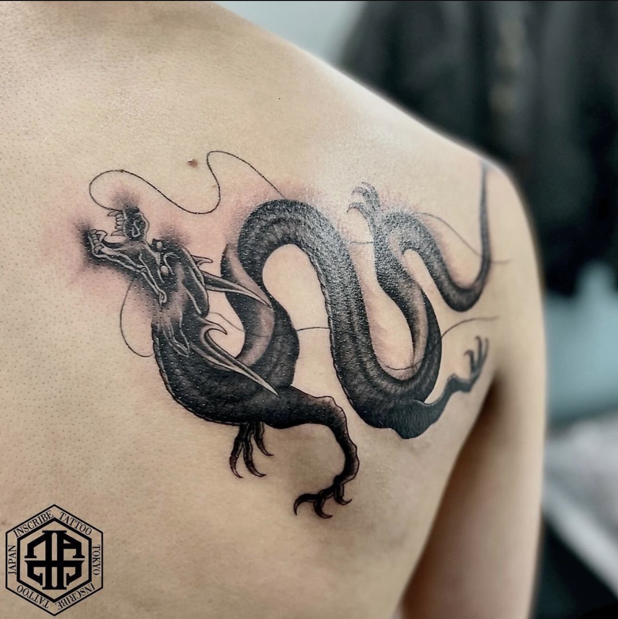 龍 竜 タトゥー Black Grey ブラック グレー New List ギャラリー 一覧インスクライブのタトゥー の実績を紹介しています 指定のデザインのカテゴリーが一覧で表示されます