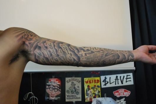 英文 建物 チカーノ タトゥー ブラック＆グレー | BLACK&GREY ブラック